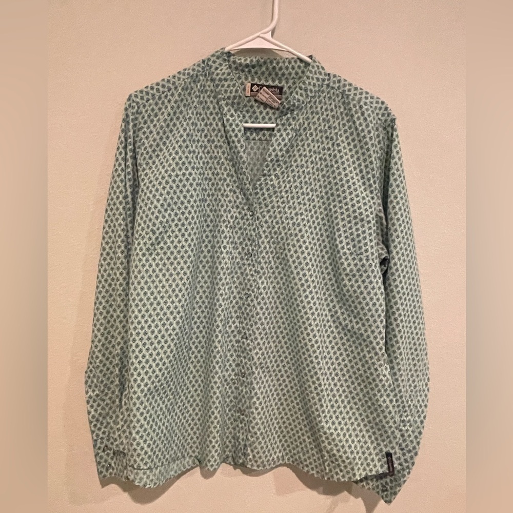 Women’s XCO Columbia snap down shirt. Mint with mini-print. Size XL